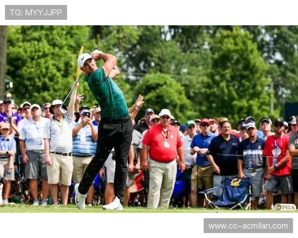 高尔夫选手被风吹偏球奇迹反弹进洞